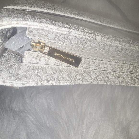 Michael Kors Cream Shoulder Bag - Picture 6 of 13